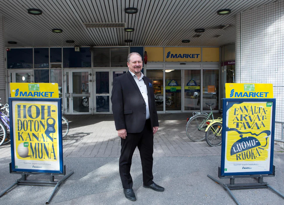 SOK-Vähittäiskaupan kaupallinen johtaja Ilkka Alarotu täyttää sunnuntaina 50 vuotta. Hän arvelee, että ruokakaupan murros ei ole lähivuosina hidastumassa, päinvastoin. Ruokakaupan suuria haasteita tulevat hänen mukaansa olemaan hintakilpailun koventuminen ja kansainvälisten verkkokauppojen saapuminen Suomen markkinoille.