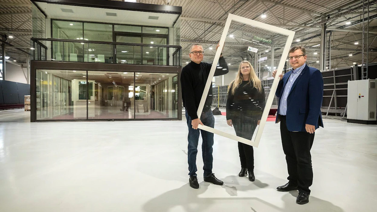 Skaala Groupin toimitusjohtaja Christian Klinger (vas.), talousjohtaja Sylvia Berger sekä Skaalan operatiivinen johtaja Markku Hautanen kehuvat kilvan tuoretta yrityskauppaa.