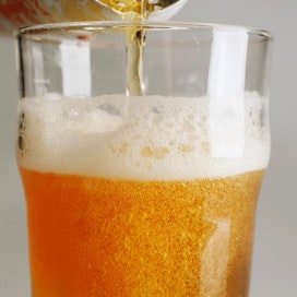 Lukijan mielestä oluttuopin hintaa pitäisi laskea huomattavasti enemmän kuin 0,40 euroa. Muuten ihmiset juovat kotona.