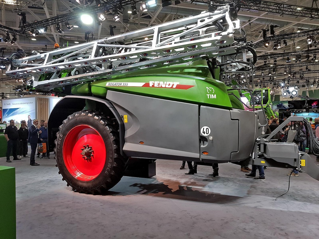 Fendt Rogator 355 on varustettu alumiinipuomistolla. Ruiskun rakenne on selkeä. Säiliön tilavuus on 5 500 l ja puomiston leveys valittavissa 24–36 metrin välillä. (TL)