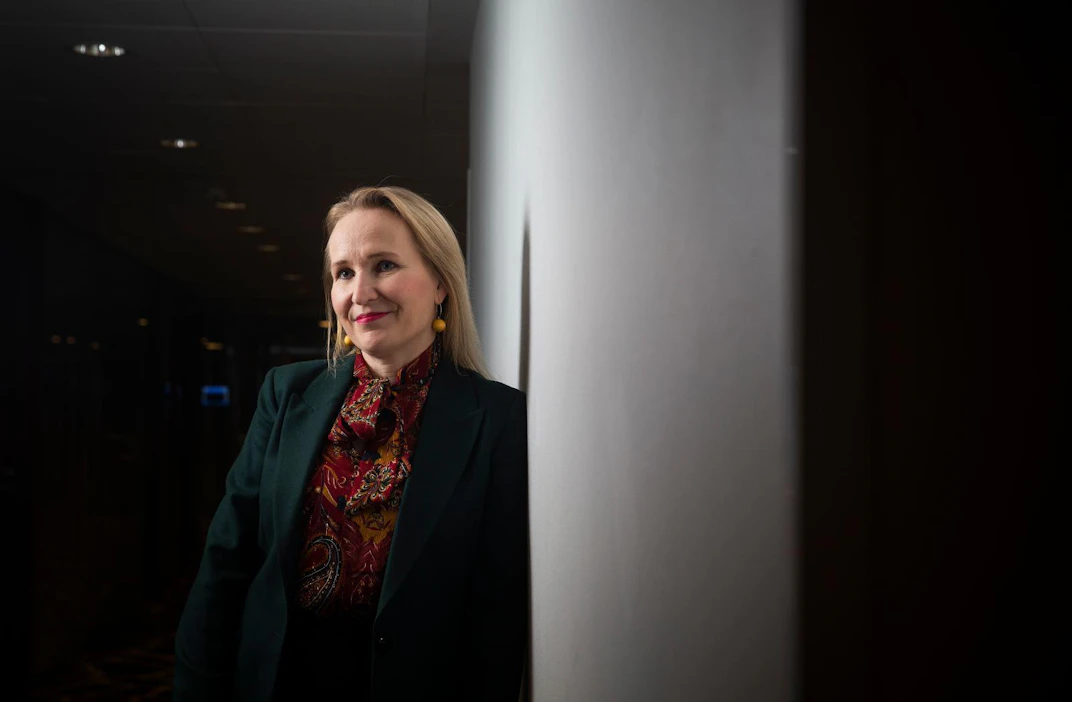 "On huolehdittava Suomen kustannuskilpailukyvystä. Useimmilla toimialoilla ei palkankorotuksissa ole vastaavaa paikallisen sopimisen mahdollisuutta kuin Teknologiateollisuuden ja sen sopijaosapuolten työehtosopimuksissa", vertaa Teknologiateollisuuden työmarkkinajohtaja Minna Helle.