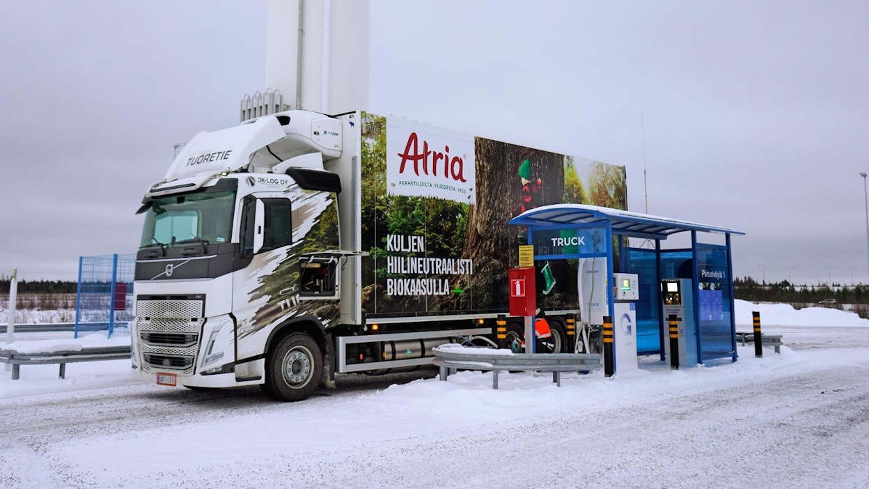 JK-Log Oy:n Atrian lihatuotteita kuljettavaan rekkaveturiin tankattiin nestemäistä biokaasua Seinäjoella viime keskiviikkona.
