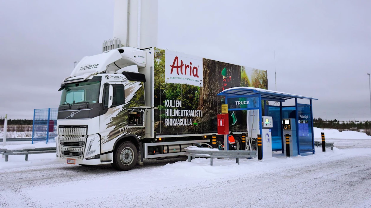 JK-Log Oy:n Atrian lihatuotteita kuljettavaan rekkaveturiin tankattiin nestemäistä biokaasua Seinäjoella viime keskiviikkona.