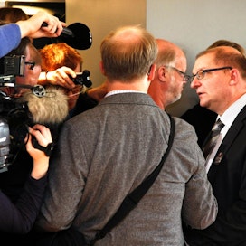 Teollisuusliiton Riku Aalto johtaa puhetta Teollisuusliitossa.
