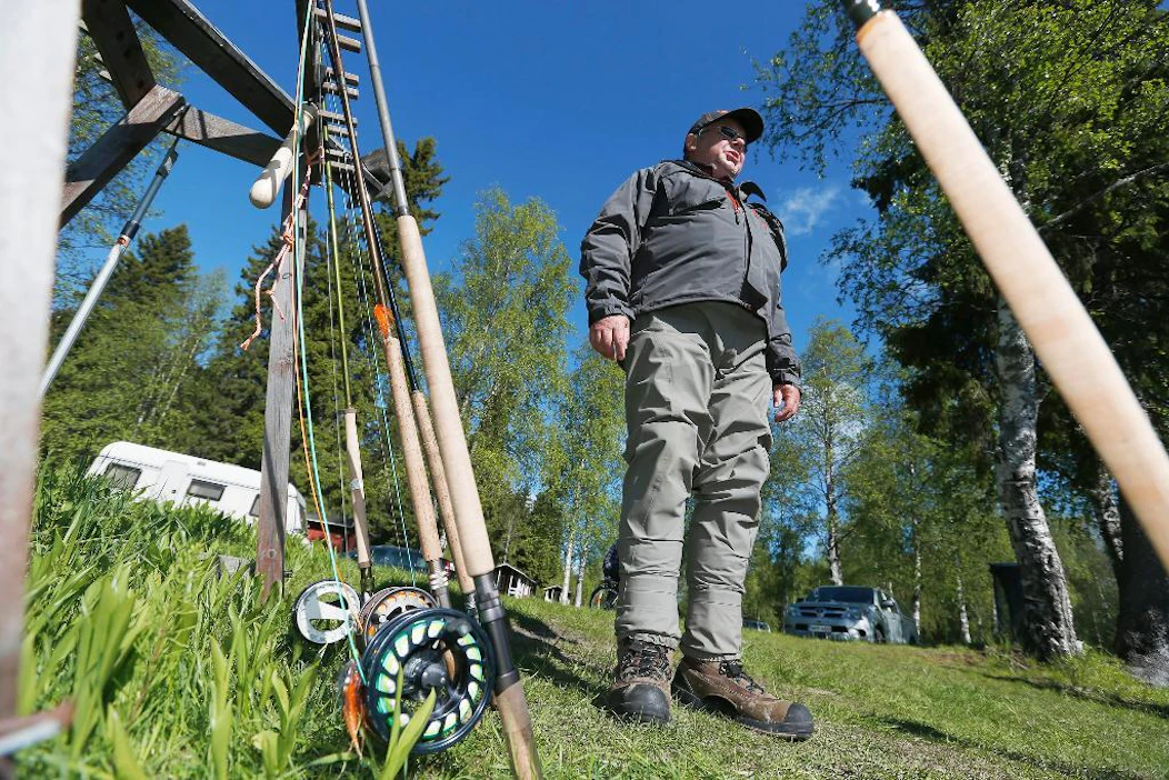 Kotkalainen Kari Sinkkonen pyytää lohia Simojoella. Hänellä kalastusluvat ovat kunnossa.