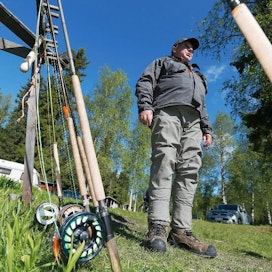 Kotkalainen Kari Sinkkonen pyytää lohia Simojoella. Hänellä kalastusluvat ovat kunnossa.