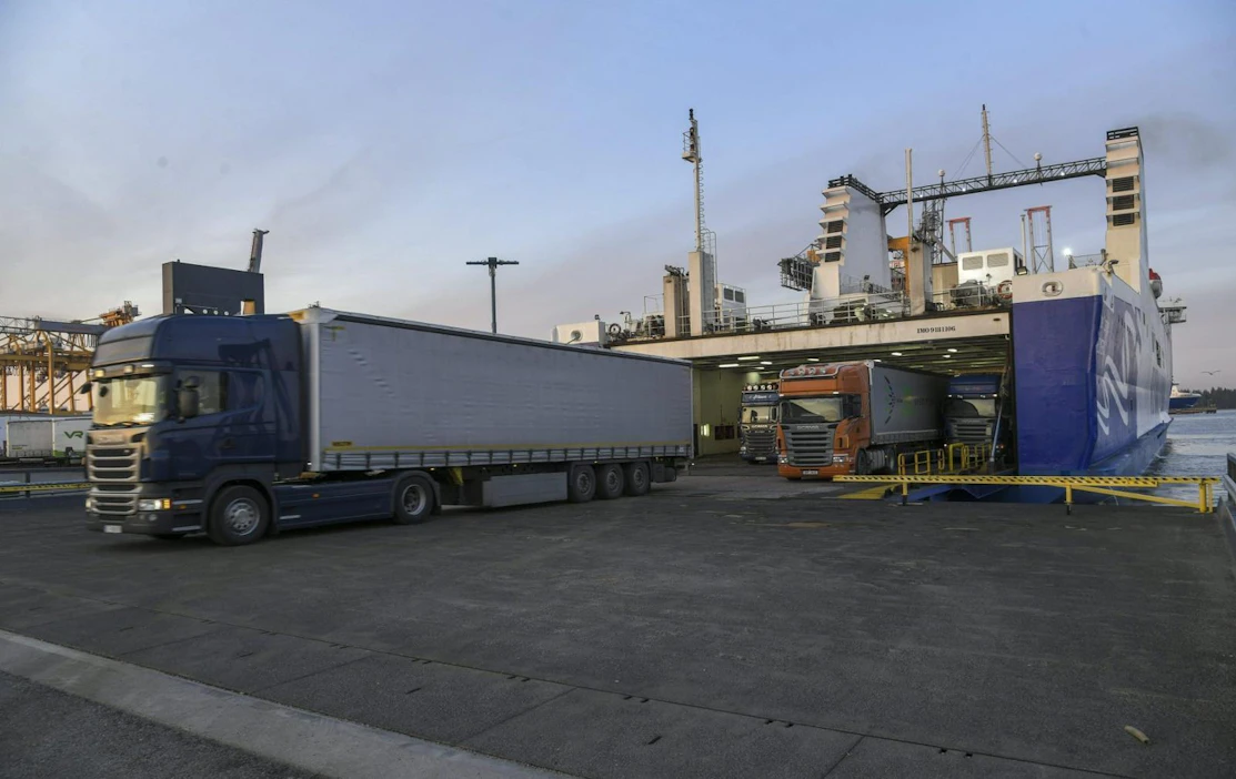 Rekkoja ajamassa ulos Eckerö Linen Finbo Cargo -rahtialuksesta Vuosaaren satamassa Helsingissä huhtikuussa. LEHTIKUVA / Markku Ulander