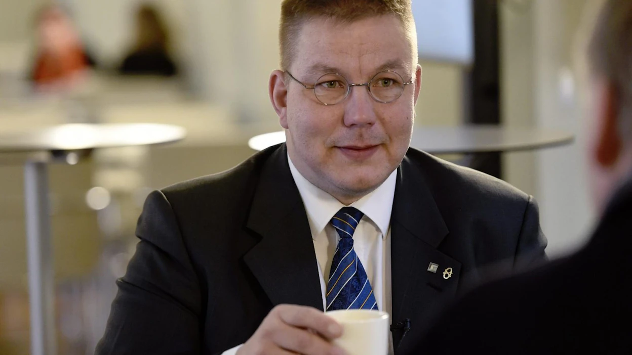 Mäenpää rinnasti turvapaikanhakijat ja vieraslajit eduskunnassa viime kesäkuussa pitämässään puheessa. LEHTIKUVA / Emmi Korhonen