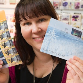 Lappi-merkit suunnitellut Stiina Hovi oli ensi kertaa mukana postimerkkien ensipäivässä signeeraamassa kuoria Helsingin pääpostissa.