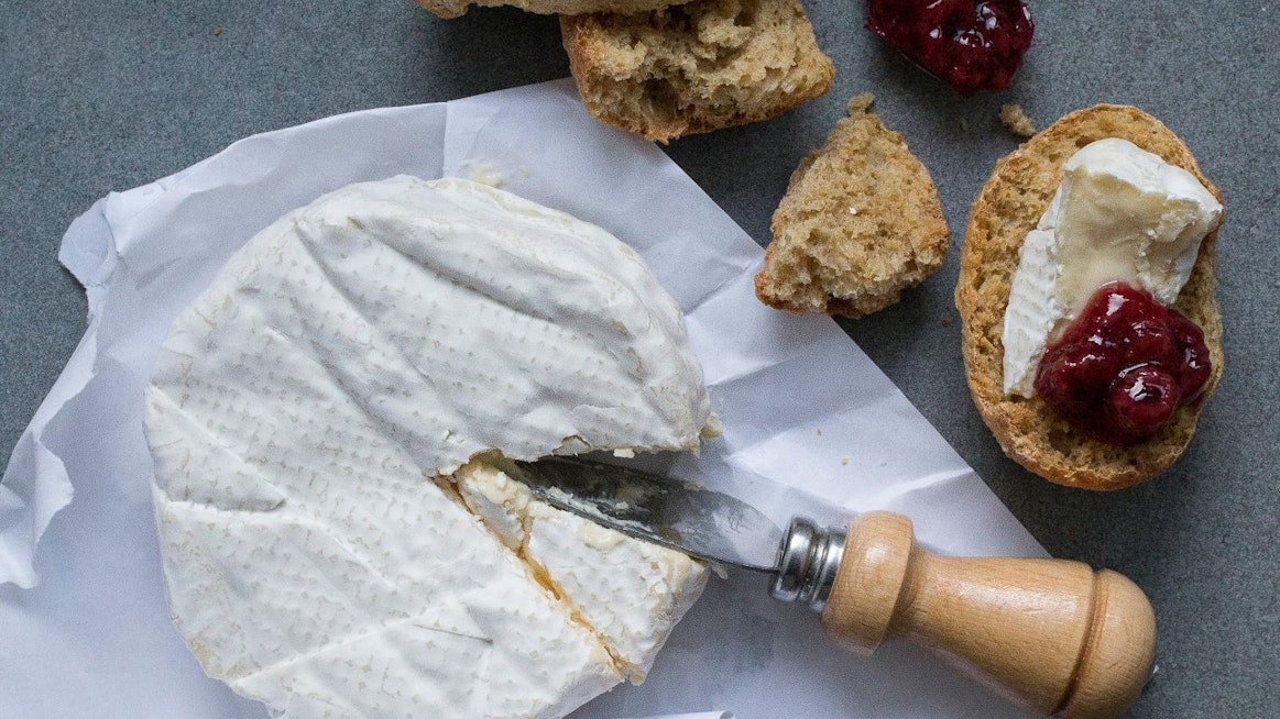 Valkohomejuusto ja makea hillo tekevät grahamkorpuista viikonlopun aamiaisherkun.