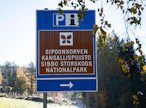 Sipoonkorven kansallispuiston kävijämäärät ovat kasvaneet alkuvuonna 147 prosenttia. Kuvan kyltti ei ole jutussa mainitulta tieltä.