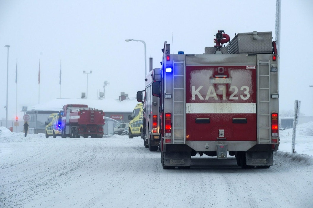 Rikki palaa rikkivetylaitoksen ulkopuolella, ja palo on saatu rajattua. Lehtikuva / Kimmo Rauatmaa