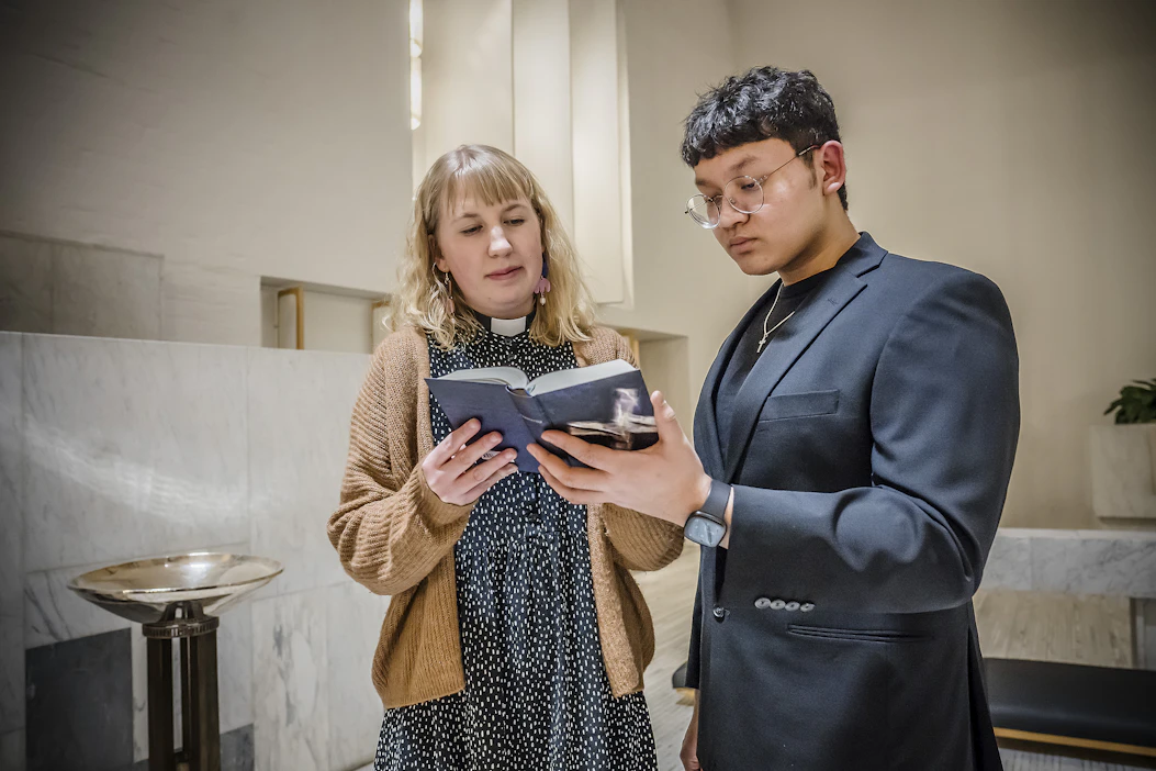 Daniel Nepali ei kuulunut aiemmin kirkkoon. Rippileirin hän kävi viime vuonna Seinäjoen seurakunnassa. Kuvassa seurakuntapastori Anna Merivirta, joka oli Nepalin rippipappina.
