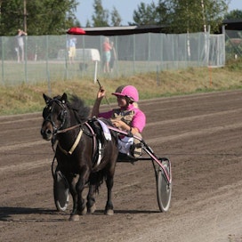 Nina Hänninen saavutti ensimmäisenä suomalaisena ponikuskina 200 voiton rajan. Juhlavoiton toi uransa avannut kolmevuotias Lelun Rinssi. Kuva: Ville Toivonen