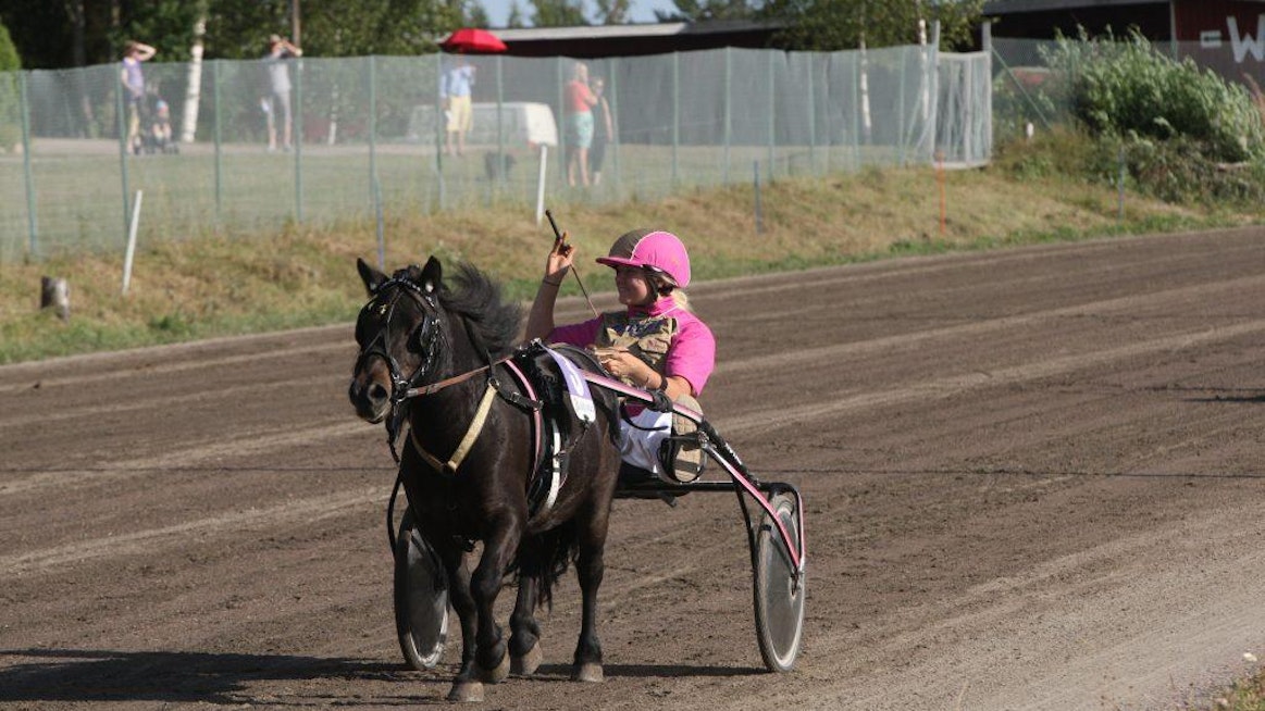 Nina Hänninen saavutti ensimmäisenä suomalaisena ponikuskina 200 voiton rajan. Juhlavoiton toi uransa avannut kolmevuotias Lelun Rinssi. Kuva: Ville Toivonen
