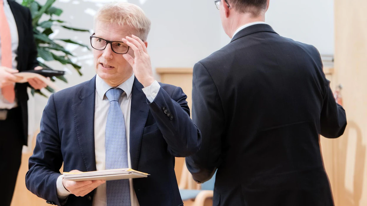 Ministeri Kimmo Tiilikainen (kesk.) painottaa nieluja kannustavaan politiikkaan, jolla voidaan saavuttaa hiilineutraali Suomi vuoteen 2045 mennessä.