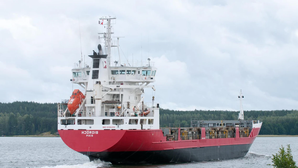 Langh Shipillä on tällä hetkellä kolme teräskelojen kuljetuksiin tarkoitettua alusta. Kuvassa MS Hjördis. Uudet alukset ovat samantyyppisiä. Tilatut alukset ovat kooltaan 7 800 tonnia ja pituudeltaan 119 metriä.