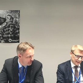 Harri Laurikka ja Kimmo Tiilikainen neuvottelevat ministeriryhmässä, joka sumplii kehitysmaiden ja teollisuusmaiden rahallista vastuunjakoa.