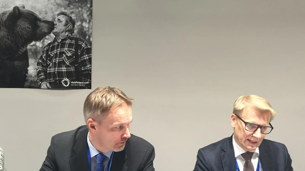 Harri Laurikka ja Kimmo Tiilikainen neuvottelevat ministeriryhmässä, joka sumplii kehitysmaiden ja teollisuusmaiden rahallista vastuunjakoa.