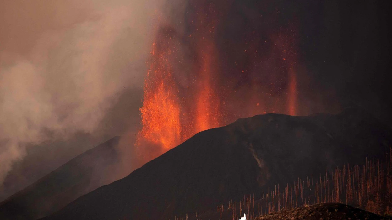Kanarialla La Palman saarella purkautuneen tulivuoren laavaa on valunut mereen saakka. Kuva on lauantailta. LEHTIKUVA / AFP