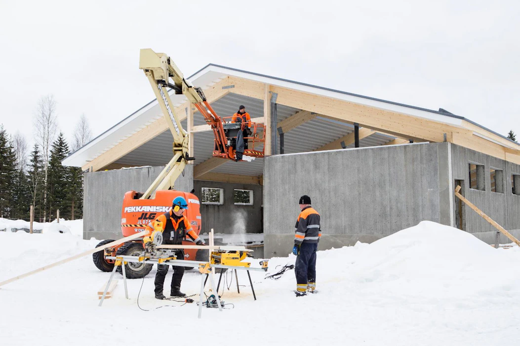 Tuotantotilan katossa on teräspoimulevy,
höyrynsulku, 100-millinen kivivilla lämmöneristeenä ja protan vesieristeenä.