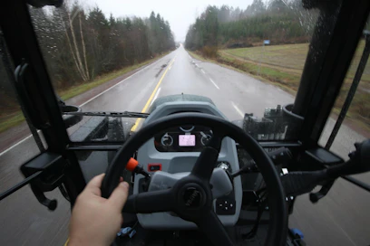 Valtra saavuttaa 43 km/h huippunopeuden alennetulla, 1 900 k/min moottorin kierrosluvulla. Mittariston tarkkailua tieajossa haittaa ohjauspyörä, jonka kehä peittää mittarit, kun ratti on sopivassa asennossa.