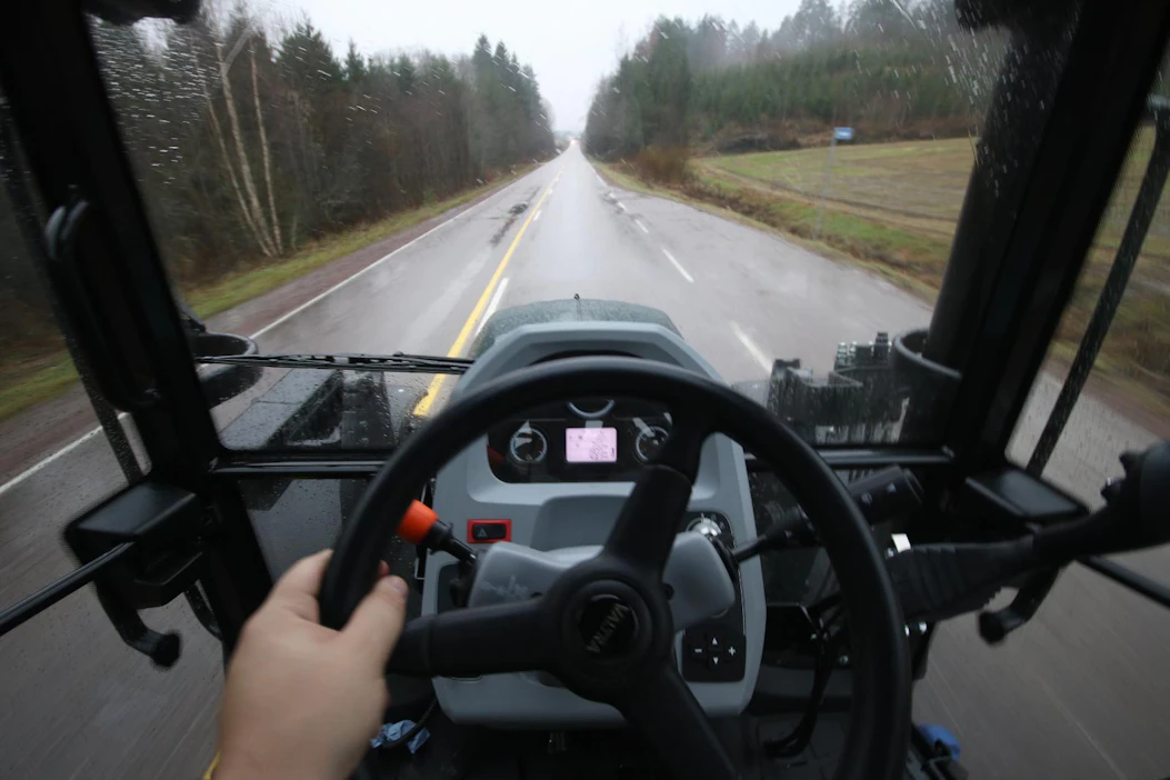 Valtra saavuttaa 43 km/h huippunopeuden alennetulla, 1 900 k/min moottorin kierrosluvulla. Mittariston tarkkailua tieajossa haittaa ohjauspyörä, jonka kehä peittää mittarit, kun ratti on sopivassa asennossa.