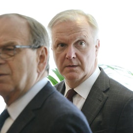 Olli Rehn (takana) kertoo STT:lle hakeneensa Suomen Pankin pääjohtajan paikkaa, joka vapautuu Erkki Liikaselta heinäkuussa. LEHTIKUVA / MARKKU ULANDER