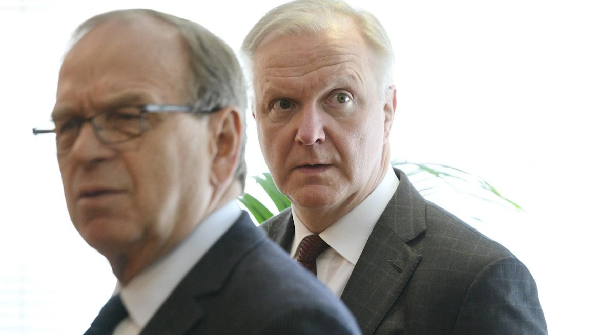 Olli Rehn (takana) kertoo STT:lle hakeneensa Suomen Pankin pääjohtajan paikkaa, joka vapautuu Erkki Liikaselta heinäkuussa. LEHTIKUVA / MARKKU ULANDER
