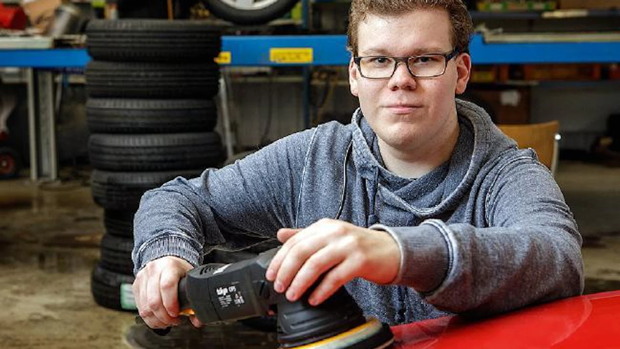 Seitsemäntoistavuotiaalle Aapo Pajariselle 4H-yrittäminen sopii koulutyön oheen. ”Pääsääntöisesti teen näitä kesällä.” Pentti Vänskä