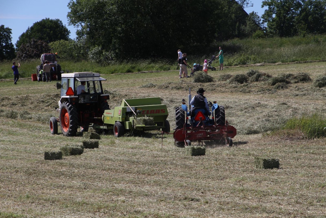 JF-ketjuharava ja Claas Markant -kovapaalain kuuluivat aikoinaan keskusliike Laborin valikoimaan.