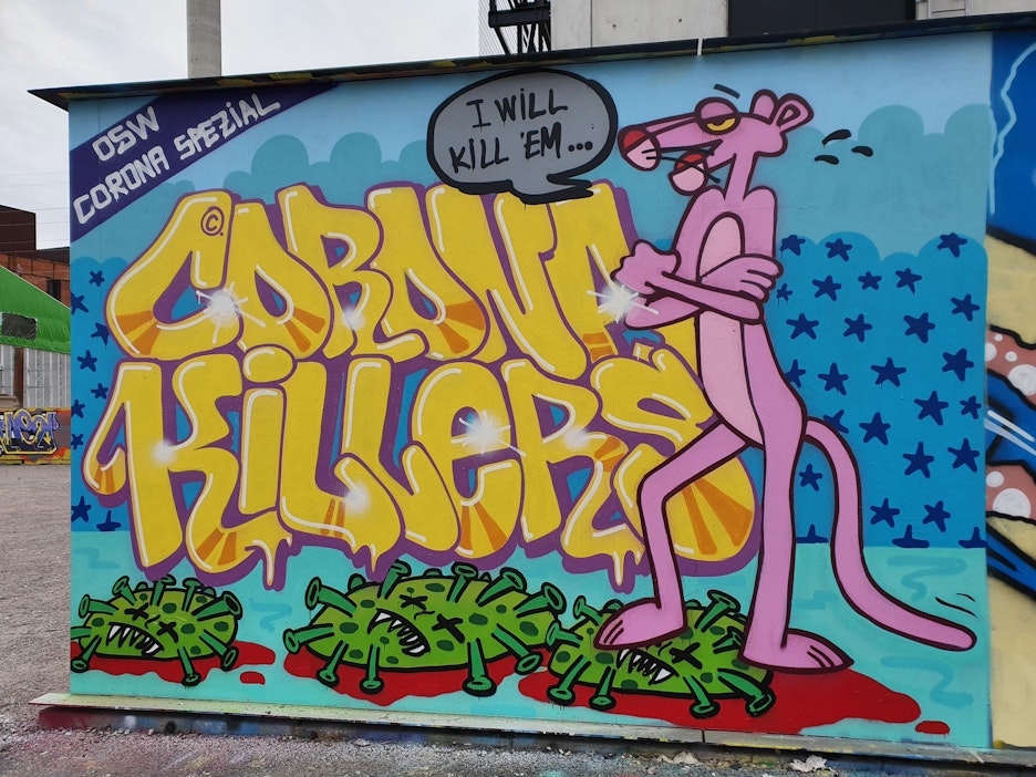 Helsingin Suvilahden graffitiaitaan on ikuistettu korona-aiheisia taidonnäytteitä.