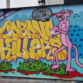 Helsingin Suvilahden graffitiaitaan on ikuistettu korona-aiheisia taidonnäytteitä.
