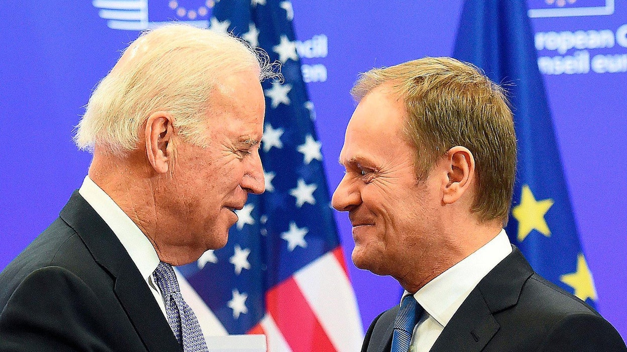 Joe Biden vieraili Brysselissä varapresidenttinä helmikuussa 2015, jolloin haettiin ratkaisua Ukrainan kriisiin. Kuvassa myös silloinen Eurooppa-neuvoston puheenjohtaja Donald Tusk.