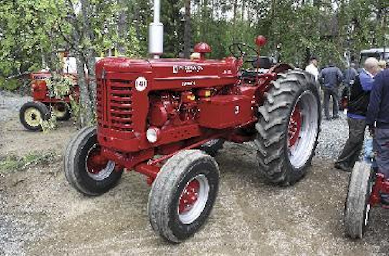 McCormick B-450 oli 50-luvun lopulla suurin ja kallein sarjatuotettu brittitraktori. Iso-Kormiikki painaa 2 750 kg. 4,3-litraisesta nelosmoottorista saadaan ulos 55 hevosvoimaa 1 500 kierroksella. Vuonna 1959 B-450 on maksanut 1 027 000 markkaa, kun kolme hevosvoimaa heikompien Power Majorin ja nelos-Nuffieldin listahinnat ovat tuolloin olleet 708 000 ja 739 000 mk. (Oulainen)