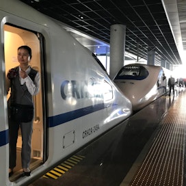 Nopeat junat vaikuttavat Kiinassa kotimaan lentojen kysyntään. Juna on lähdössä Shanghain Hongqiaon asemalta.