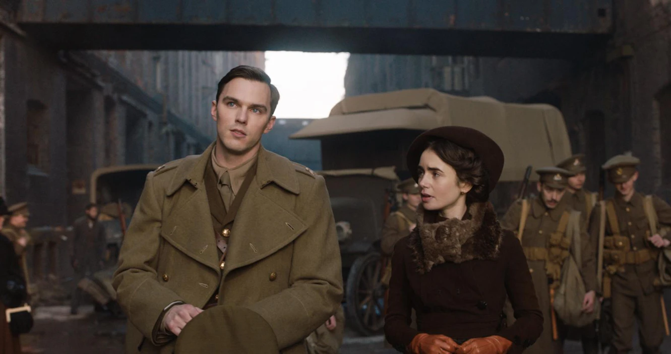 Edith Bratt (Lily Collins) hyvästelee Tolkienin (Nicholas Hoult), kun hän lähtee sotaan.