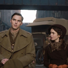 Edith Bratt (Lily Collins) hyvästelee Tolkienin (Nicholas Hoult), kun hän lähtee sotaan.