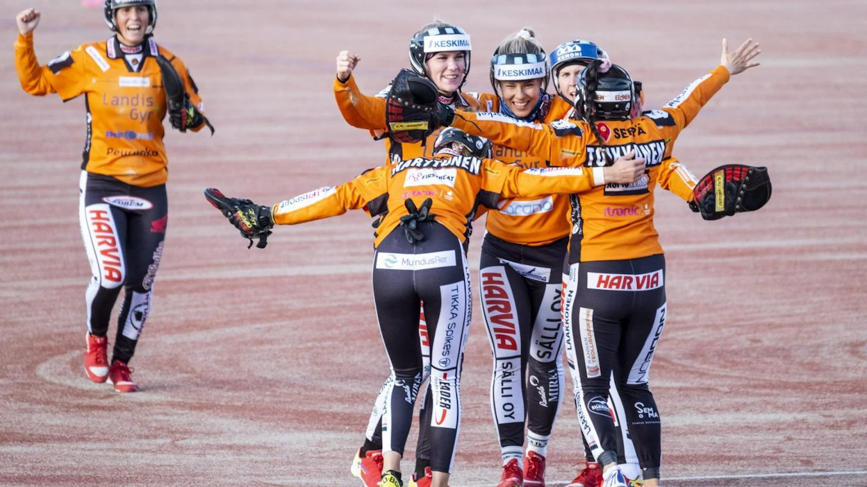 Kirittärien pelaajat juhlivat pesäpallon naisten Superpesiksen 4/5 loppuottelussa Kirittäret vs Porin Pesäkarhut Jyväskylässä 14. syyskuuta viime vuonna. LEHTIKUVA / Hannu Rainamo