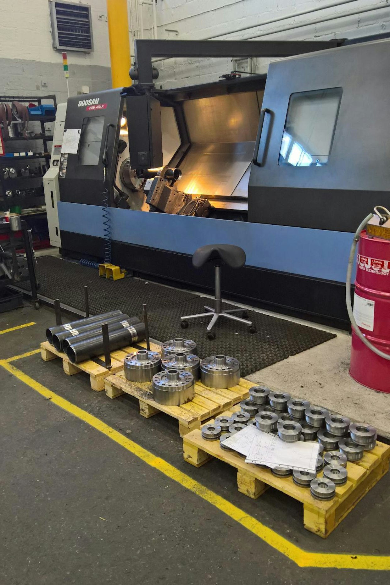 Automaattiset koneistuskeskukset työstävät erilaisia voimansiirron ja hydrauliikan komponentteja, kuten kuvan hydrauliikkasylinterin osia ja tasauspyörästön päätykappaleita. Mutta manuaalisorvaukselle on runsaasti tarvetta, yksittäisiä osia ei ole järkevää ohjelmoida koneisiin.
