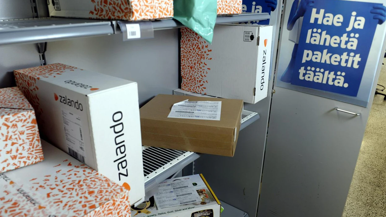 Postilakko ehti jatkua kolmatta viikkoa ja johtui työehtosopimusta ja 700 pakettilajittelijaa koskevasta kiistasta. LEHTIKUVA / HEIKKI SAUKKOMAA