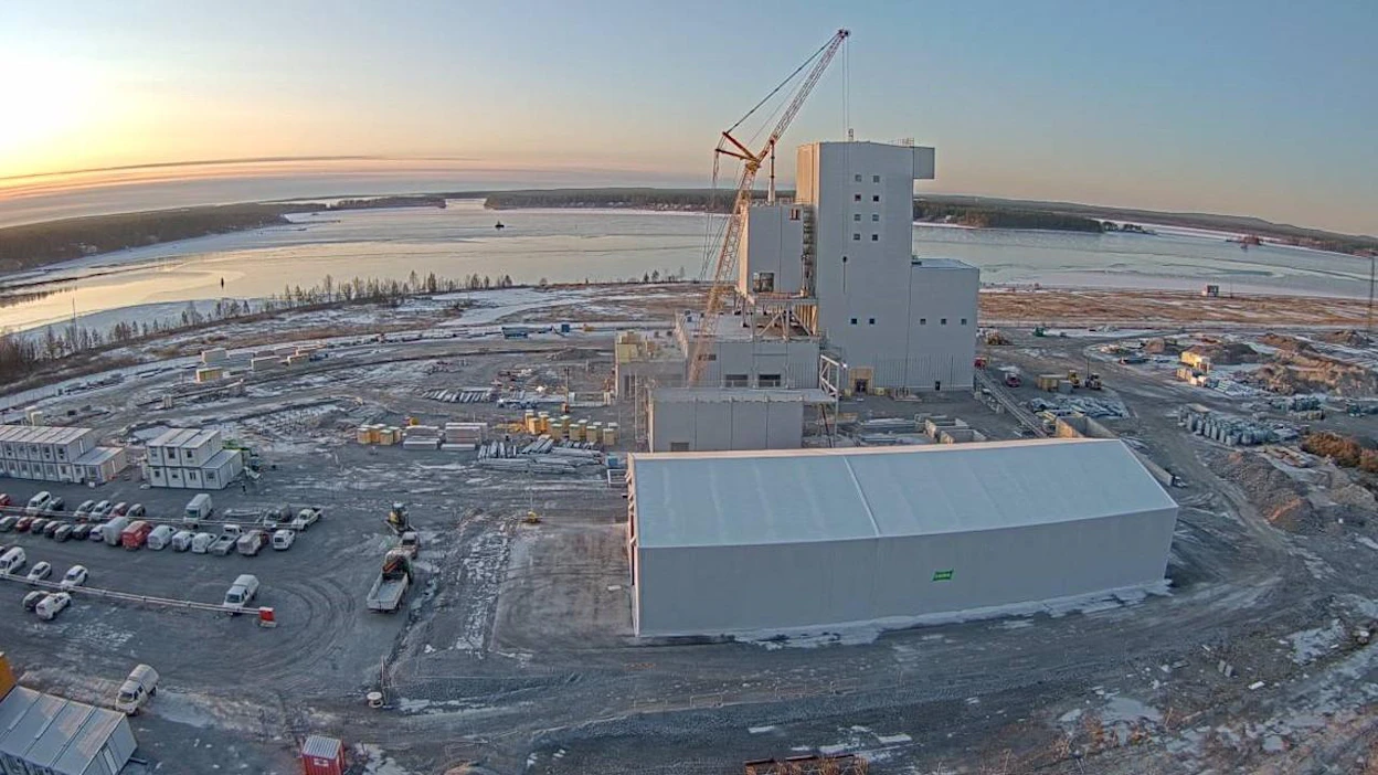 Teräsvalmistaja SSAB, kaivosyhtiö LKAB ja energiayhtiö Vattenfall rakentavat Ruotsin Luulajaan koelaitosta, jossa rautaa pelkistetään vedyn avulla hiilen ja koksin sijaan. Näin teräksentuotannon hiilidioksidipäästöt vähenevät noin 90 prosenttia, jos vain tuotannossa tarvittava sähkö on päästötöntä. Loput 10 prosenttia päästöistä on tarkoitus poistaa muun muassa polttoainevalintojen avulla.