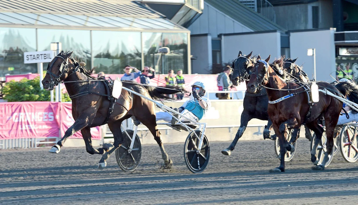 Se on siinä! Örjan Kihlström suitsii Propulsionin Elitloppet-voittajaksi. Etualan Cokstile sijoittuu toiseksi.