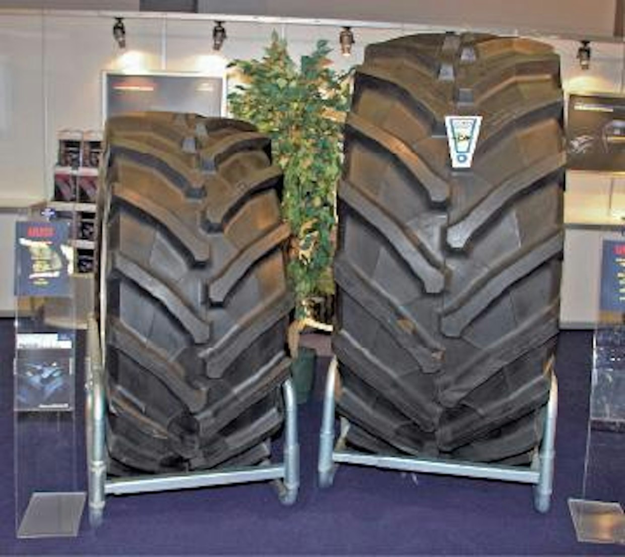 Trelleborg esitteli yli 300 hevosvoiman traktoreihin tarkoitetun TM 900 renkaan, jonka halkaisija on 214 senttiä ja leveys 90 cm. Miestä korkeampi takarengas tarvitsee parikseen 710 mm leveä 34 ” eturenkaan. Trelleborg/Euromaster (UO).