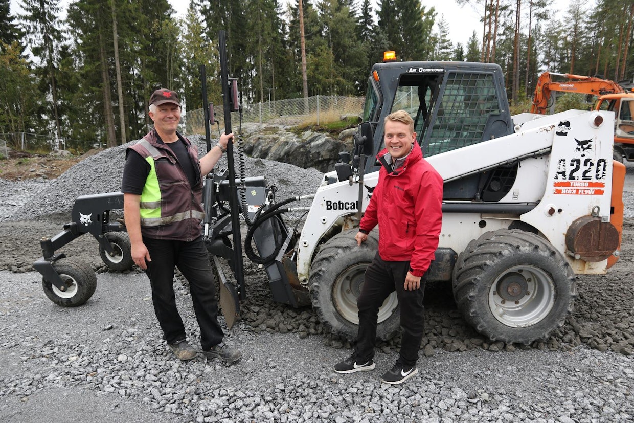 Jukka Similä ja Real Machineryn konemyyjä Juuso Setälä pitävät Bobcatteja hieman liiankin kestävinä laitteina. Similä on eräs ensimmäisistä Bobcatin tasauslevyn hankkineista asiakkaista. Yhteensä Bobcat tarjoaa kymmeniä lisälaitteita.