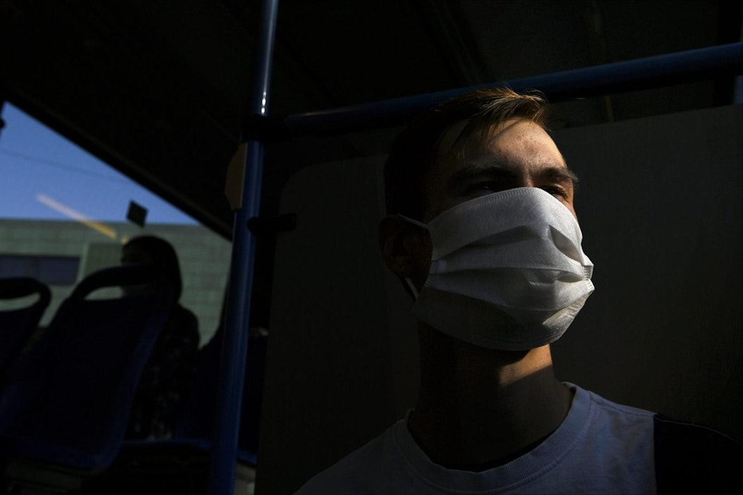 Kasvomaskia käyttävä mies. Kuvituskuva.