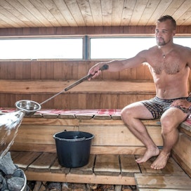Lisää löylyä! Joni Saaristenperä saunoo saunalautalla kuvassa, joka on julkaistu kesällä 2016. &quot;Ensi kesänä saunotaan jälleen lautalla. Se on ollut käytössä jo seitsemän vuotta&quot;, Saaristenperä kertoi MT:lle torstaina.