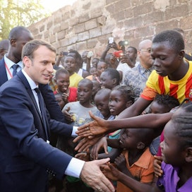 Afrikan unionin ja EU:n johtajat ovat tänään ja huomenna koolla Norsunluurannikolla yhteisessä huippukokouksessa. Ranskan presidentti Emmanuel Macron tapasi oman Afrikan-vierailunsa osana koululaisia Burkina Fasossa eilen.