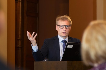 Jos Suomi nostaa hakkuitaan tavoitteiden mukaan, metsistä tulee neuvoston mallin mukaan laskennallinen päästö. "Suomen metsät ovat hiilinielu", ministeri Tiilikainen muistuttaa.