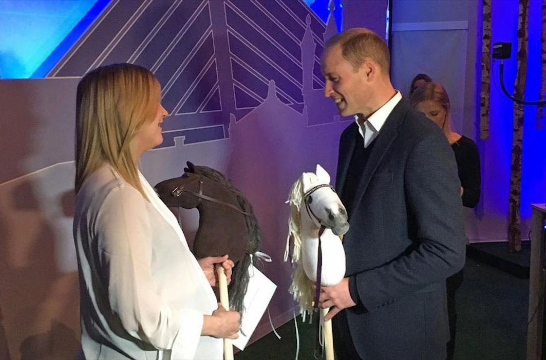 Ulkoministeriön maakuvatyön asiantuntija Emma Rispoli lahjoitti keppihevoset Cambridgen herttualle.